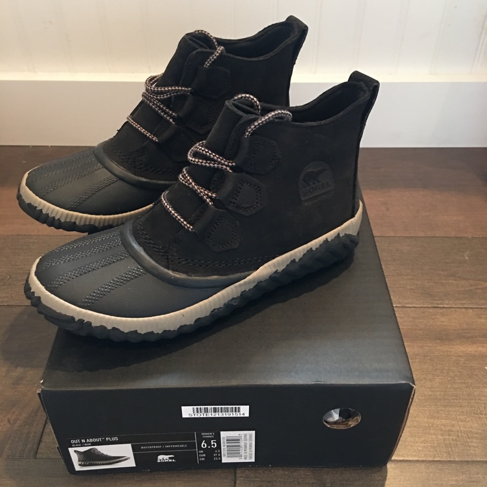 Sorel Out N About boots. Brand new in box